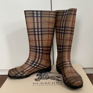 Burberry Haymarket Novacheck Plaid Rubber Rainboots, Size 39